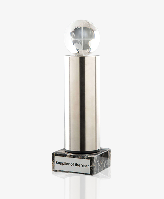 Edelstahlsäule mit Weltkugel