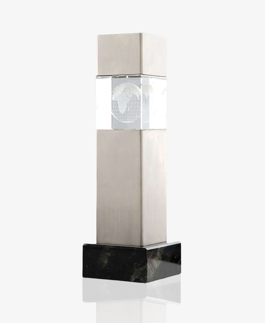 Edelstahlsäule mit 3D Würfel